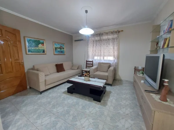 ME QIRA: 1+1 & Kuzhinë më vete 📍Rruga elbasanit/ Ish xhuxhat  I 🏡✨65 m2 (kati 3) pa Ashensor - 50.000 Lekë/Muaj 🔥💥