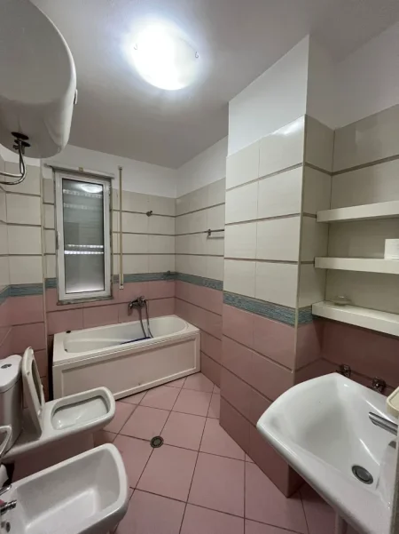 Tirane, jepet me qera apartament 2+1+Ballkon Kati 2, 95 m² 500 € (Muhamed Deliu, Fresk)