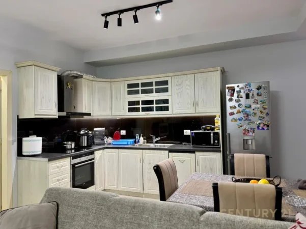 Tirane, jepet me qera apartament 2+1 Kati 5, 118 m² 500 € (yzberisht)