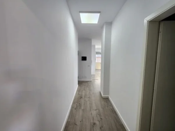 Tirane, jepet me qera ambjent biznesi , 93 m² 830 € (Stadiumi Dinamo)