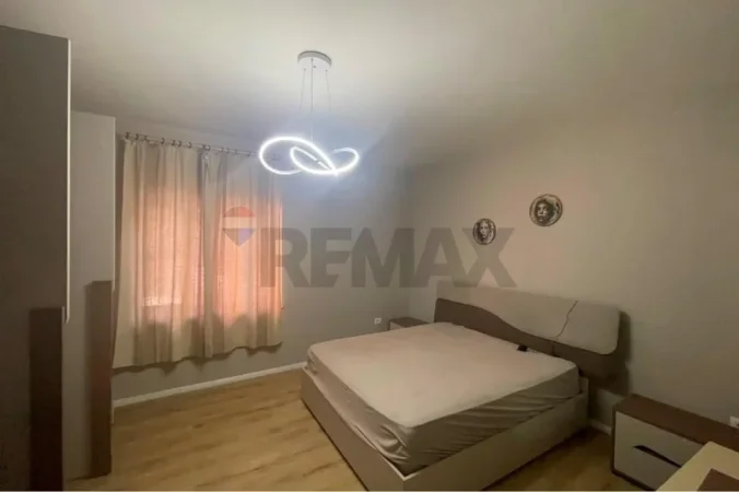 Tirane, jepet me qera apartament 1+1 Kati 0, 90 m² 500 € (Rruga Ferit Xhajko)