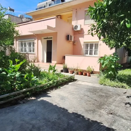 Tirane, shitet apartament 2+1+Aneks+Ballkon Kati 1, 330 m² (21 dhjetori)