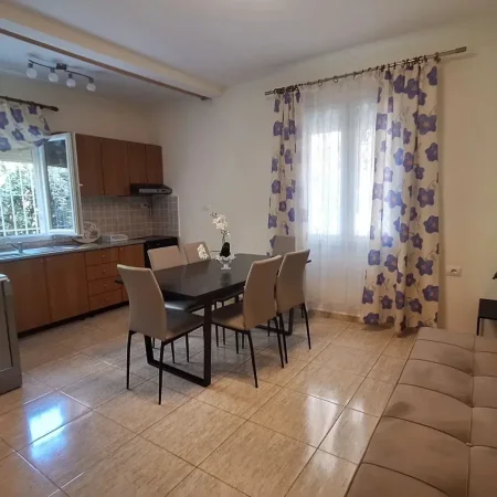 Tirane, shitet apartament 2+1+Aneks+Ballkon Kati 1, 330 m² (21 dhjetori)