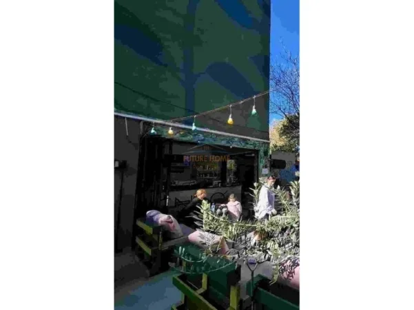 Tirane, jepet me qera bar-kafe Kati 0, 154 m² 2.000 € (Vasil Shanto)