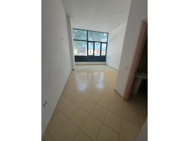 Tirane, jepet me qera ambjent biznesi Kati 1, 40 m² 450 € (Unaza e Re)