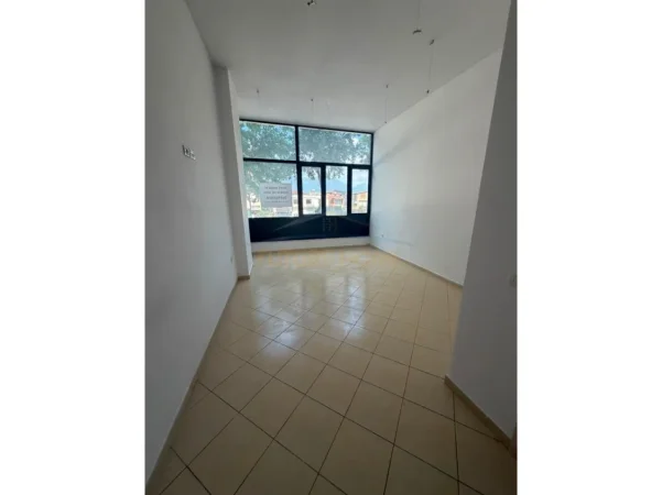 Tirane, jepet me qera ambjent biznesi Kati 1, 40 m² 450 € (Unaza e Re)