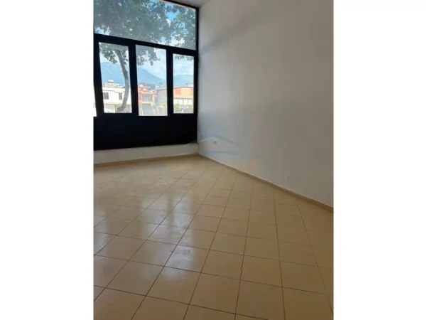 Tirane, jepet me qera ambjent biznesi Kati 1, 40 m² 450 € (Unaza e Re)