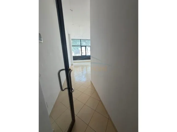 Tirane, jepet me qera ambjent biznesi Kati 1, 40 m² 450 € (Unaza e Re)