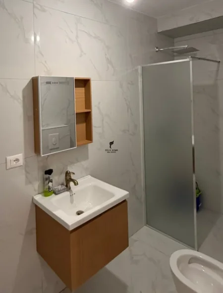 Tirane, jepet me qera apartament 1+1 Kati 5, 62 m² 650 € (BLLOK)
