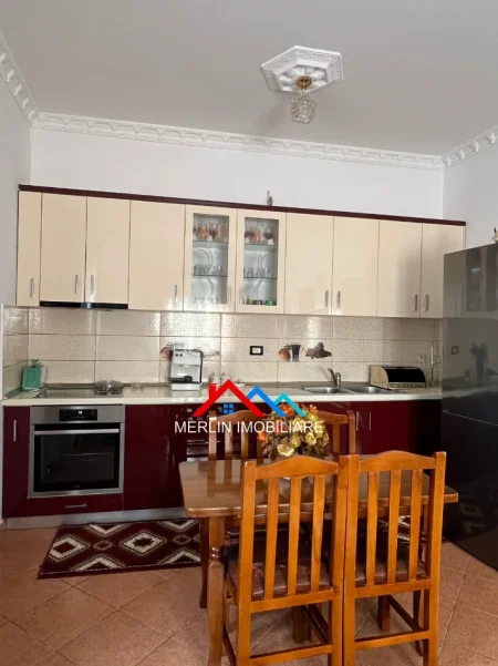 Tirane, jepet me qera apartament 2+1+Ballkon Kati 2, 90 m² 530 € (RRUGA SIRI KODRA)