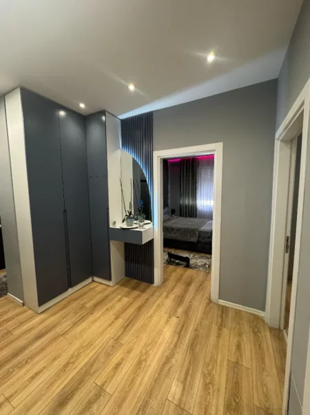 Tirane, jepet me qera apartament 2+1 Kati 2, 98 m² 500 € (Rruga Donald Trump, "White Crown" Kamez)