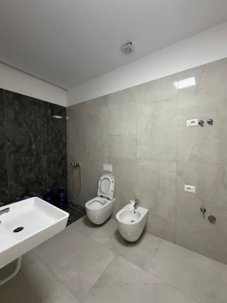 Tirane, jepet me qera apartament 2+1+Ballkon , 160 m² 2.500 € (Garden Building)