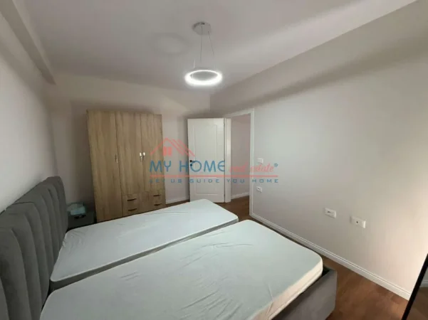 Tirane, jepet me qera apartament 2+1+Ballkon Kati 2, 67 m² 750 € (Rruga e Barrikadave)