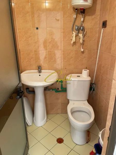 Tirane, jepet me qera dyqan Kati 0, 70 m² 500 € (KOMUNA E PARISIT)