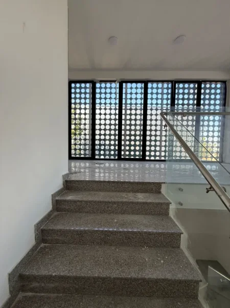 Tirane, jepet me qera ambjent biznesi , 1.250 m² (Autostrada Tirane-Durres)
