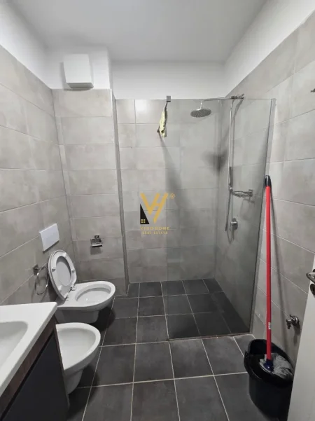 Tirane, jepet me qera apartament 1+1+Ballkon Kati 3, 67 m² 470 € (FRESKU)