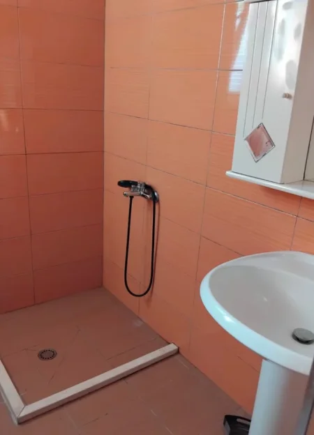 🏡 Jepet me Qera Apartament 1+1 tek  Rruga  "Jordan Misja", pranë Mobileri Mondial,   500 mije leke