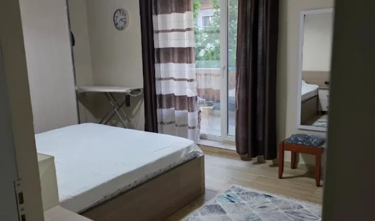 Tirane, jepet me qera apartament 2+1 Kati 2, 100 m² 650 € 