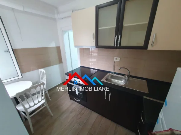 Tirane, jepet me qera apartament 1+1+Ballkon Kati 4, 40 m² 475 € (RRUGA E DURRESIT,BLLOKU I AMBASADAVE)