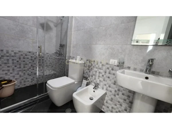 Tirane, jepet me qera apartament 2+1+Ballkon Kati 5, 100 m² 650 € (Rruga e Elbasanit, Shkolla e Baletit)