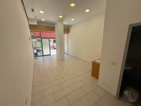 Tirane, jepet me qera ambient biznesi 32 m² 500 € (Mine Peza)