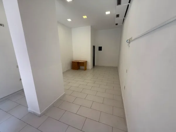 Tirane, jepet me qera ambient biznesi 32 m² 500 € (Mine Peza)