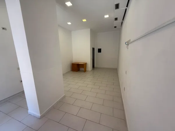 Tirane, jepet me qera ambient biznesi 32 m² 500 € (Mine Peza)