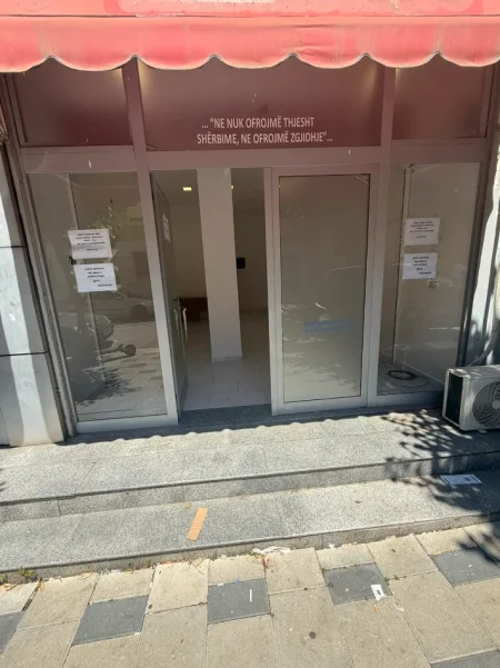 Tirane, jepet me qera ambient biznesi 32 m² 500 € (Mine Peza)