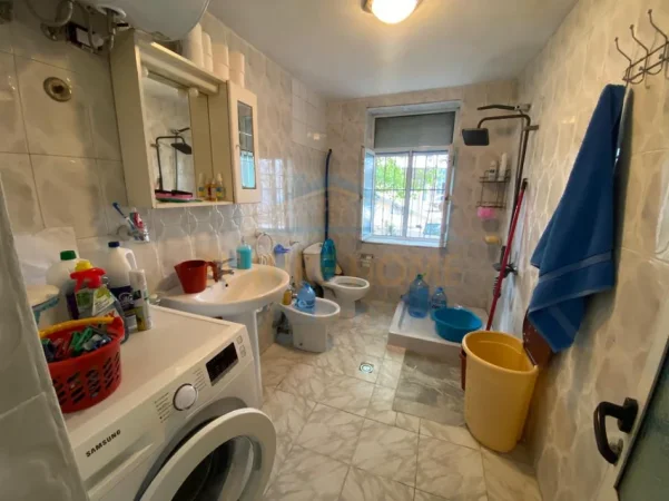 Tirane, jepet me qera apartament 2+1 Kati 1, 85 m² 600 € (RRUGA E ELBASANIT)