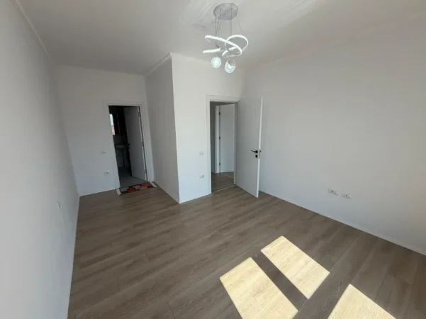 Tirane, jepet me qera apartament 3+1 Kati 5, 600 € (PASKUQAN)