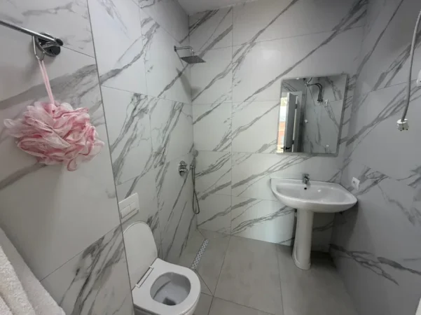 Tirane, jepet me qera apartament 3+1 Kati 5, 600 € (PASKUQAN)
