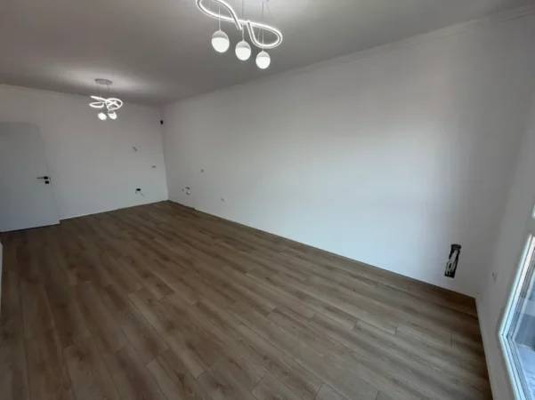 Tirane, jepet me qera apartament 3+1 Kati 5, 600 € (PASKUQAN)