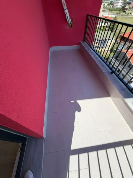 Tirane, jepet me qera apartament 3+1 Kati 5, 600 € (PASKUQAN)