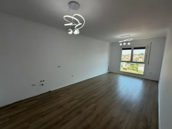 Tirane, jepet me qera apartament 3+1 Kati 5, 600 € (PASKUQAN)