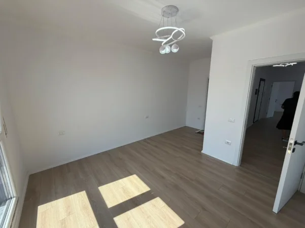 Tirane, jepet me qera apartament 3+1 Kati 5, 600 € (PASKUQAN)