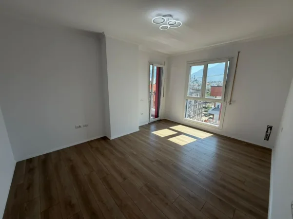 Tirane, jepet me qera apartament 3+1 Kati 5, 600 € (PASKUQAN)