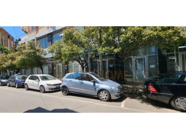 Tirane, jepet me qera ambjent biznesi Kati 0, 30 m² 600 € (Rruga e Barrikadave)
