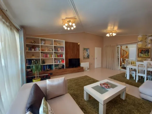 Tirane, jepet me qera apartament 2+1 Kati 5, 148 m² (Dajt)