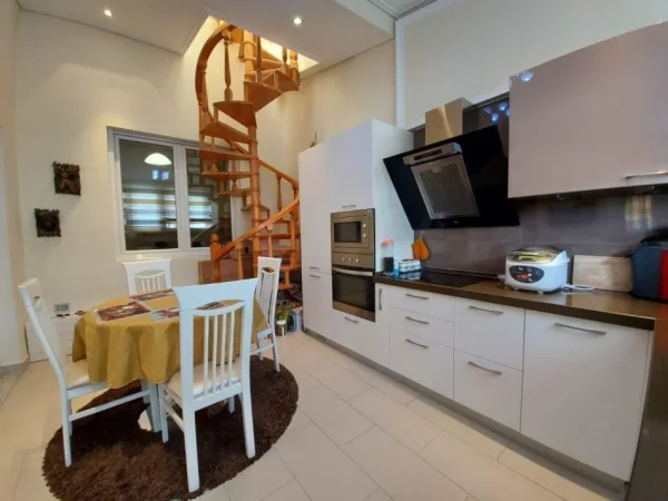Tirane, jepet me qera apartament 2+1 Kati 5, 148 m² (Dajt)