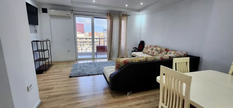 Tirane, jepet me qera apartament 2+1+Aneks+Ballkon Kati 8, 100 m² 650 € (21 Dhjetori te Kontakti)