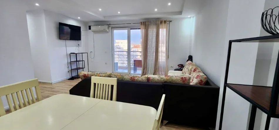 Tirane, jepet me qera apartament 2+1+Aneks+Ballkon Kati 8, 100 m² 650 € (21 Dhjetori te Kontakti)