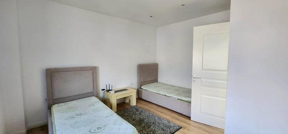 Tirane, jepet me qera apartament 2+1+Aneks+Ballkon Kati 8, 100 m² 650 € (21 Dhjetori te Kontakti)