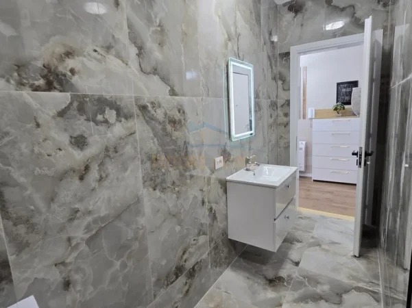 Tirane, jepet me qera apartament 2+1 Kati 3, 80 m² 1.000 € (Rruga e Barrikadave)