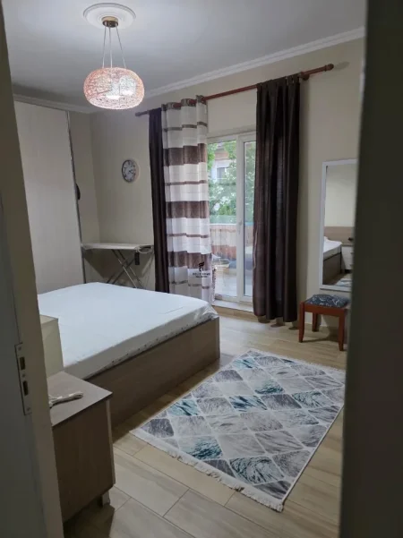 Tirane, jepet me qera apartament 2+1 Kati 2, 100 m² 650 € (TREGU ELEKTRIK)