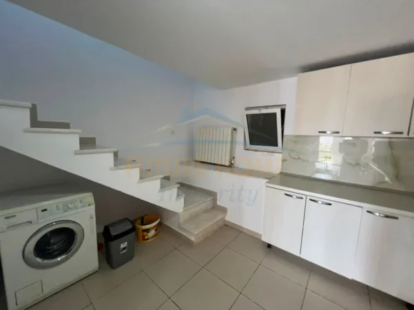Tirane, jepet me qera 2+1+Aneks+Ballkon Kati 1, 122 m² 