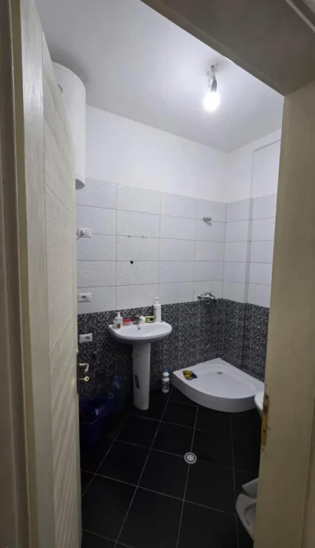 Tirane, jepet me qera apartament 1+1 Kati 6, 60 m² 450 € (Rruga 4 Dëshmorët)