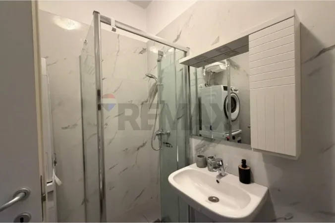 Tirane, jepet me qera apartament 2+1+Aneks+Ballkon Kati 5, 110 m² 1.200 € (Rruga e Barrikadave)