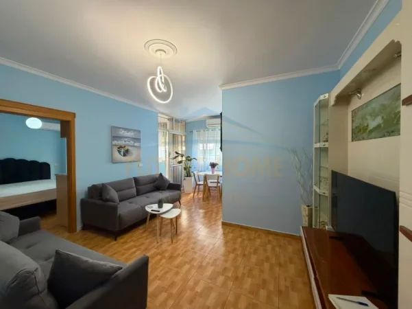 Tirane, jepet me qera apartament 1+1 Kati 1, 55 m² 650 € (RRUGA E BARRIKADAVE)