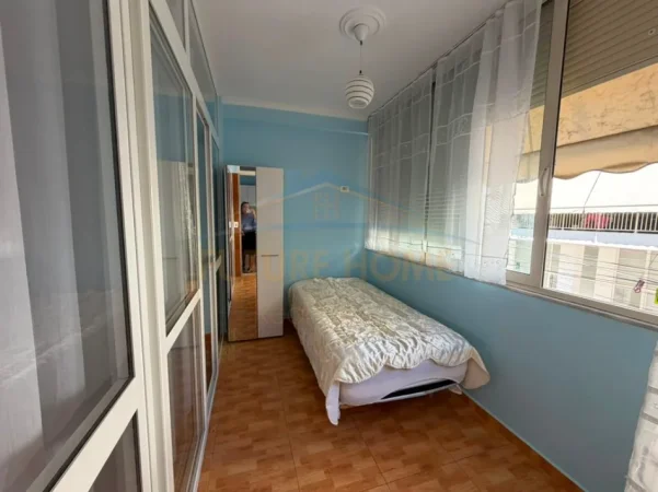 Tirane, jepet me qera apartament 1+1 Kati 1, 55 m² 650 € (RRUGA E BARRIKADAVE)