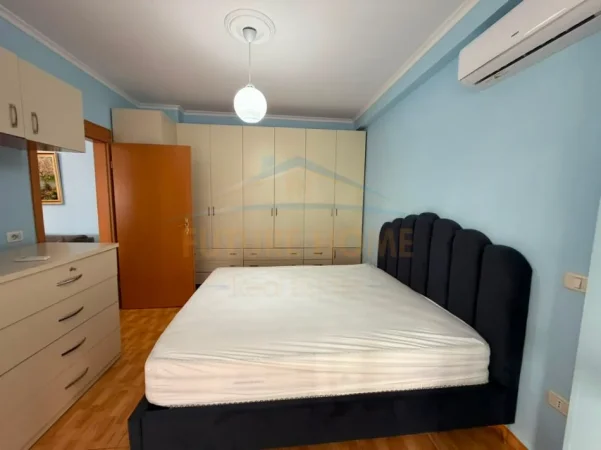 Tirane, jepet me qera apartament 1+1 Kati 1, 55 m² 650 € (RRUGA E BARRIKADAVE)